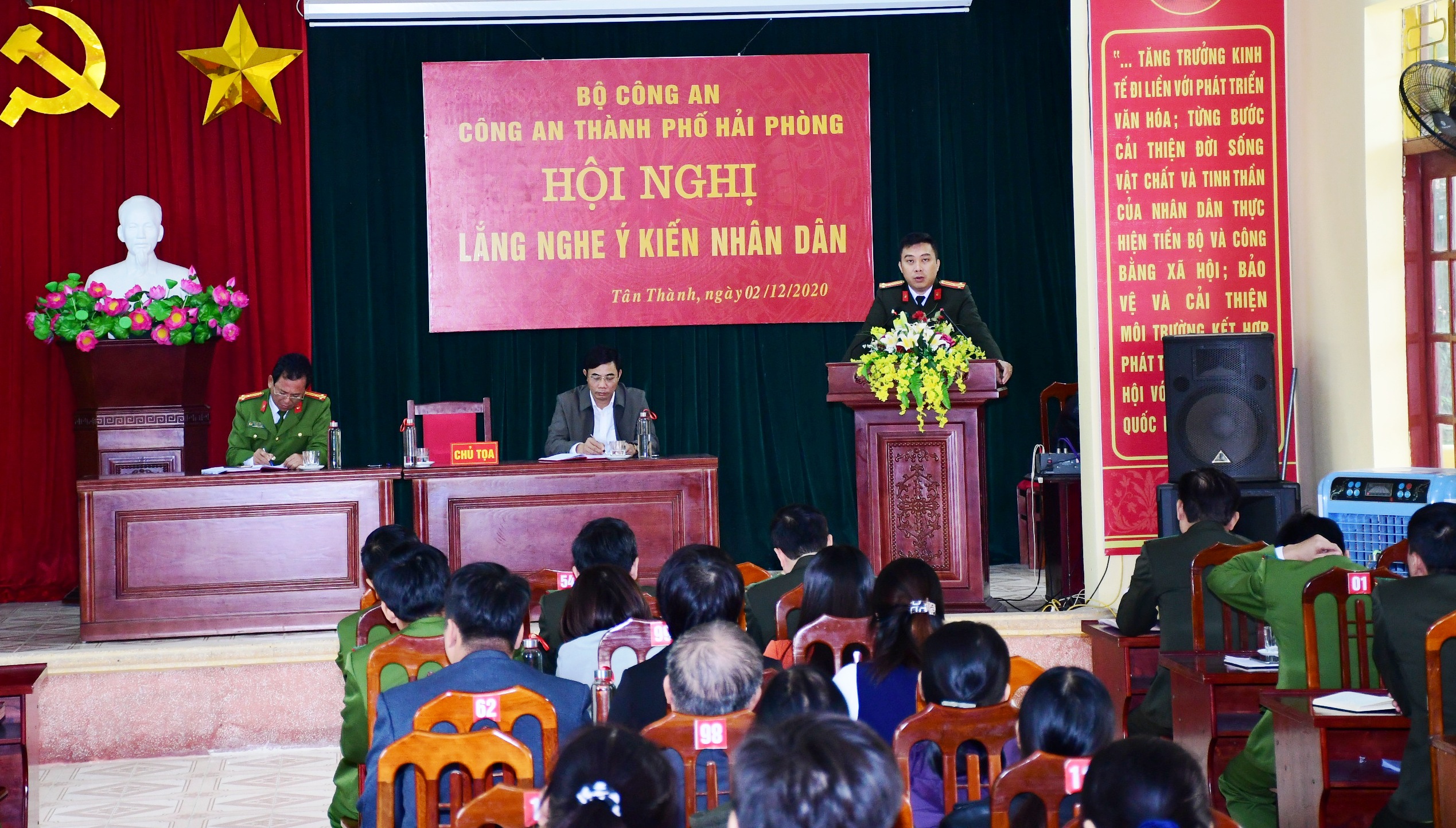 Thượng tá Lê Trung Sơn - Phó Giám đốc CATP lắng nghe ý kiến nhân dân tại phường Tân Thành (quận Dương Kinh)